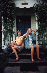 Min mor och jag p� 'broa' p� v�rt underbara landst�lle.
