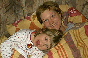  Ebba och jag myser i soffan en regnig l�rdag.