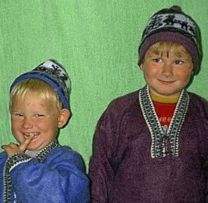 William och Ebba provar kl�der som faster Malin skickat fr�n Peru.