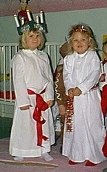 Min dotter Ebba, som Lucia tillsammans med b�stisen Lina.